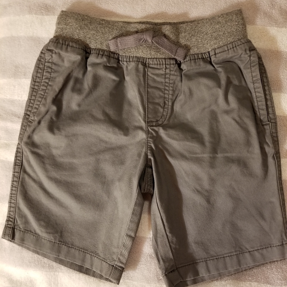 Boys Gymboree shorts size (5) gray.